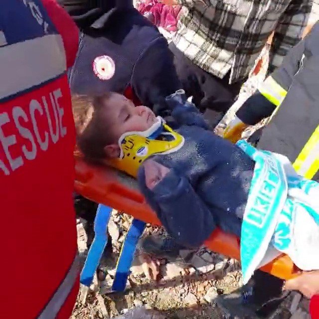 Küçük kız 150. saatte çıkarıldı