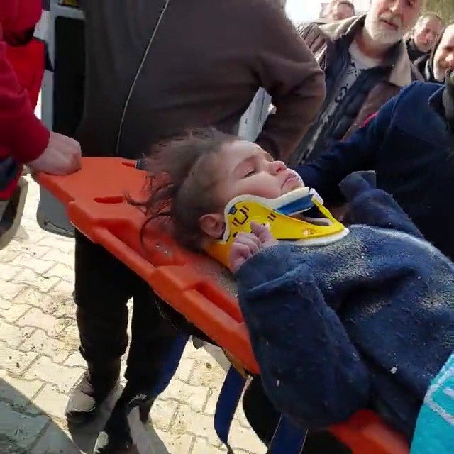 Küçük kız 150. saatte çıkarıldı