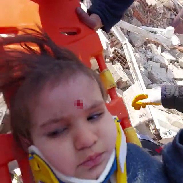 Küçük kız 150. saatte çıkarıldı