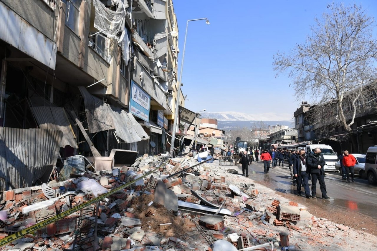 Melikgazi ekibi enkaz altından 20 vatandaşı kurtardı