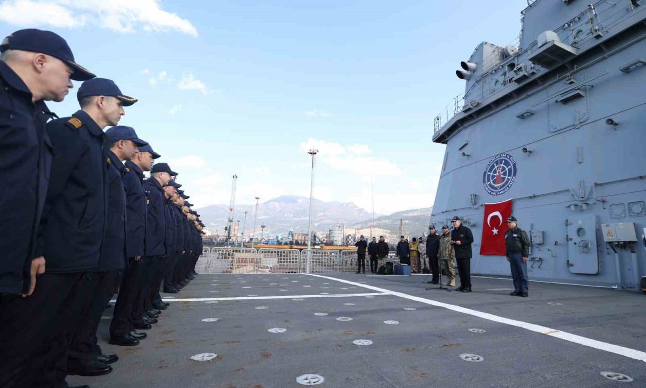 Bakan Akar, TCG Sancaktar’da depremzedeleri ziyaret etti