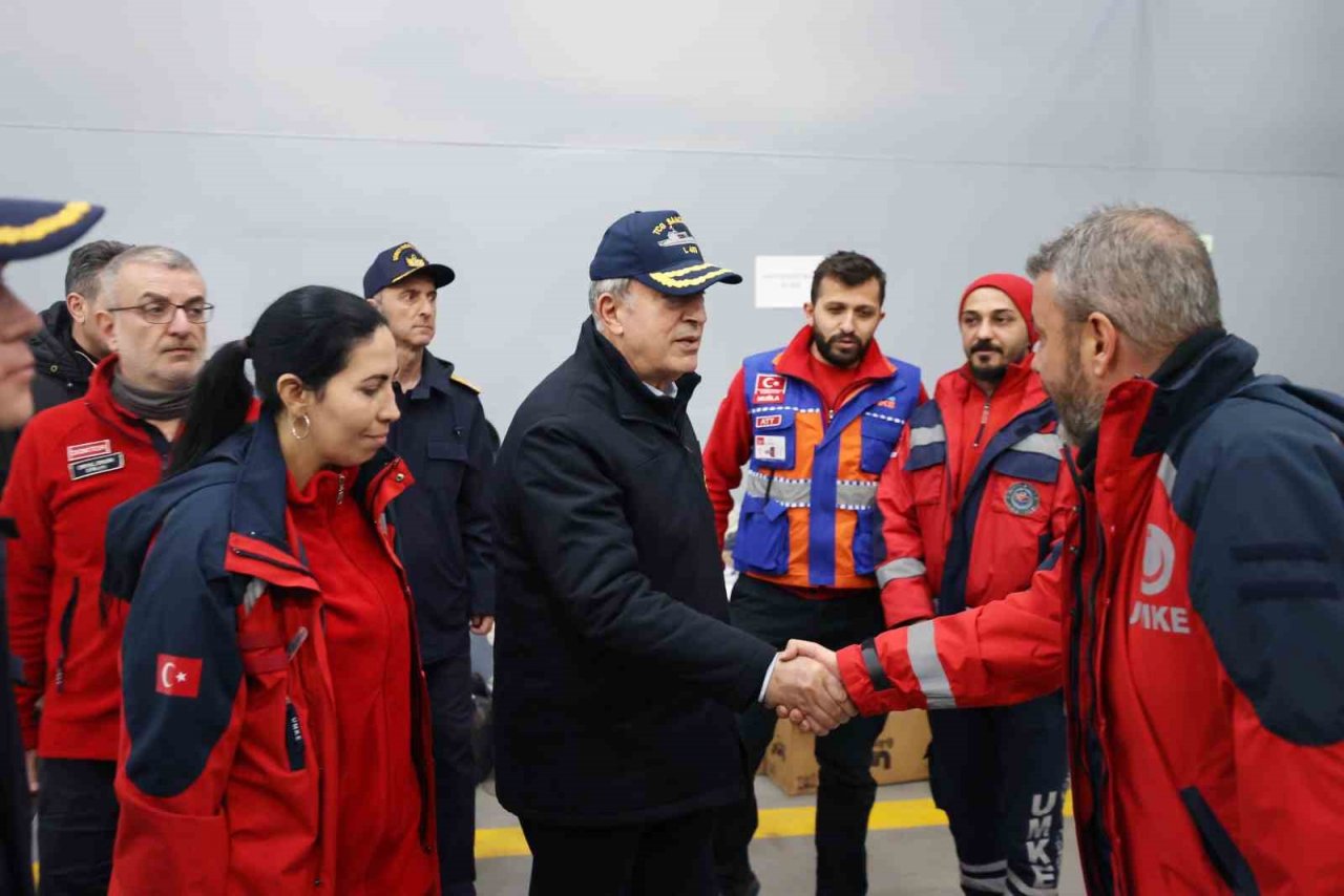 Bakan Akar, TCG Sancaktar’da depremzedeleri ziyaret etti