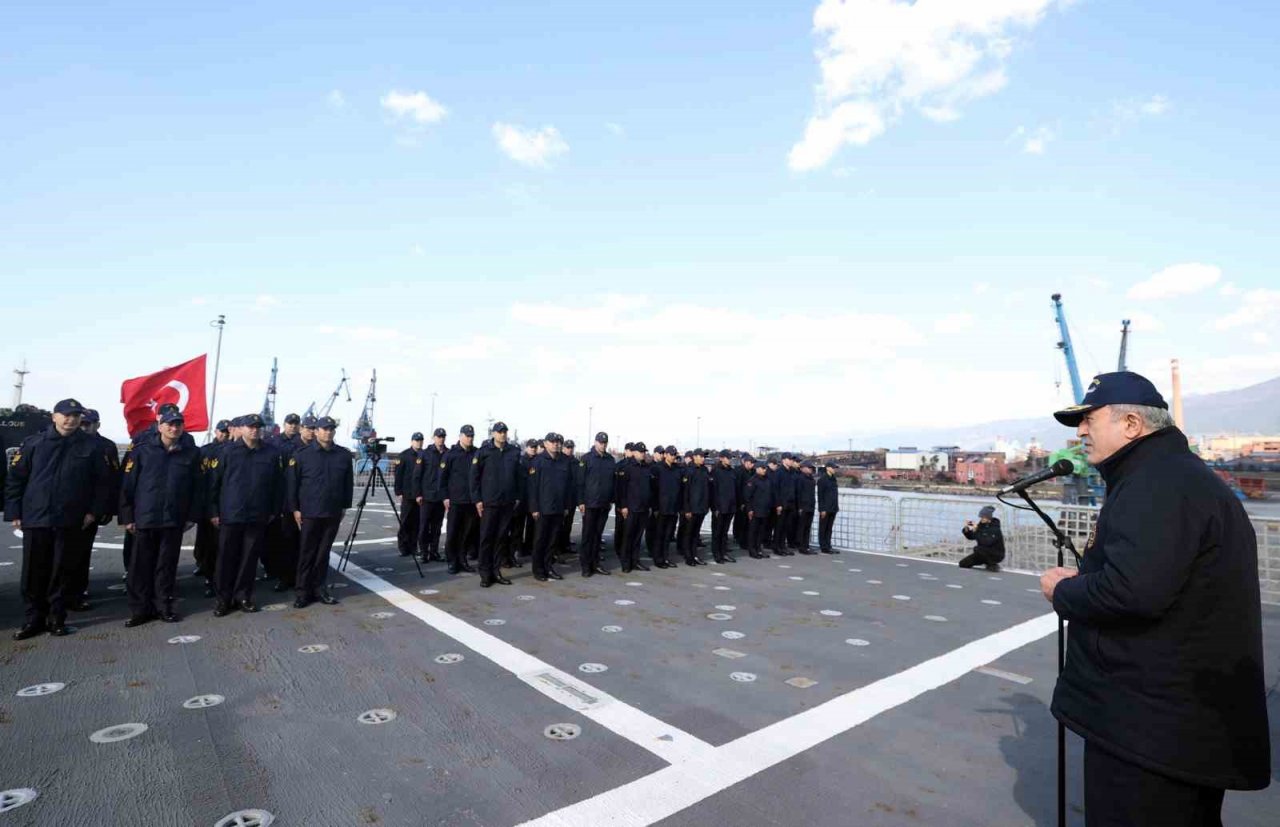 Bakan Akar, TCG Sancaktar’da depremzedeleri ziyaret etti