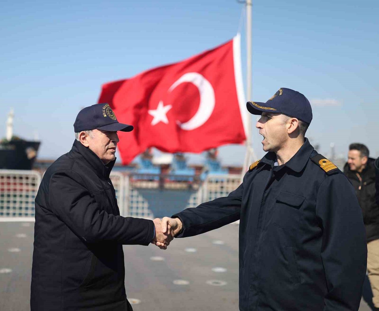 Bakan Akar, TCG Sancaktar’da depremzedeleri ziyaret etti