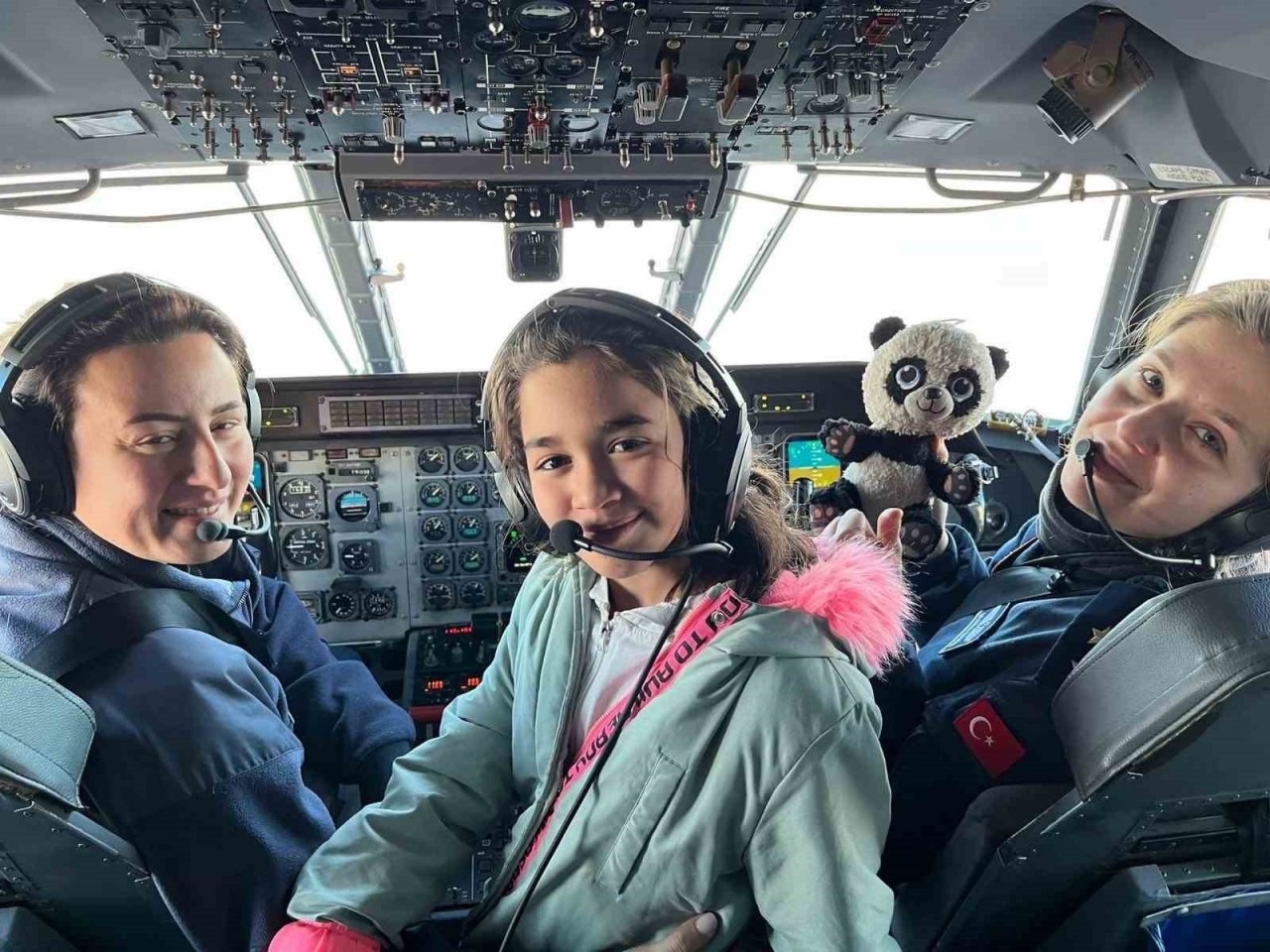 Hava Kuvvetlerine ait uçaklar depremzede tahliyesini sürdürüyor