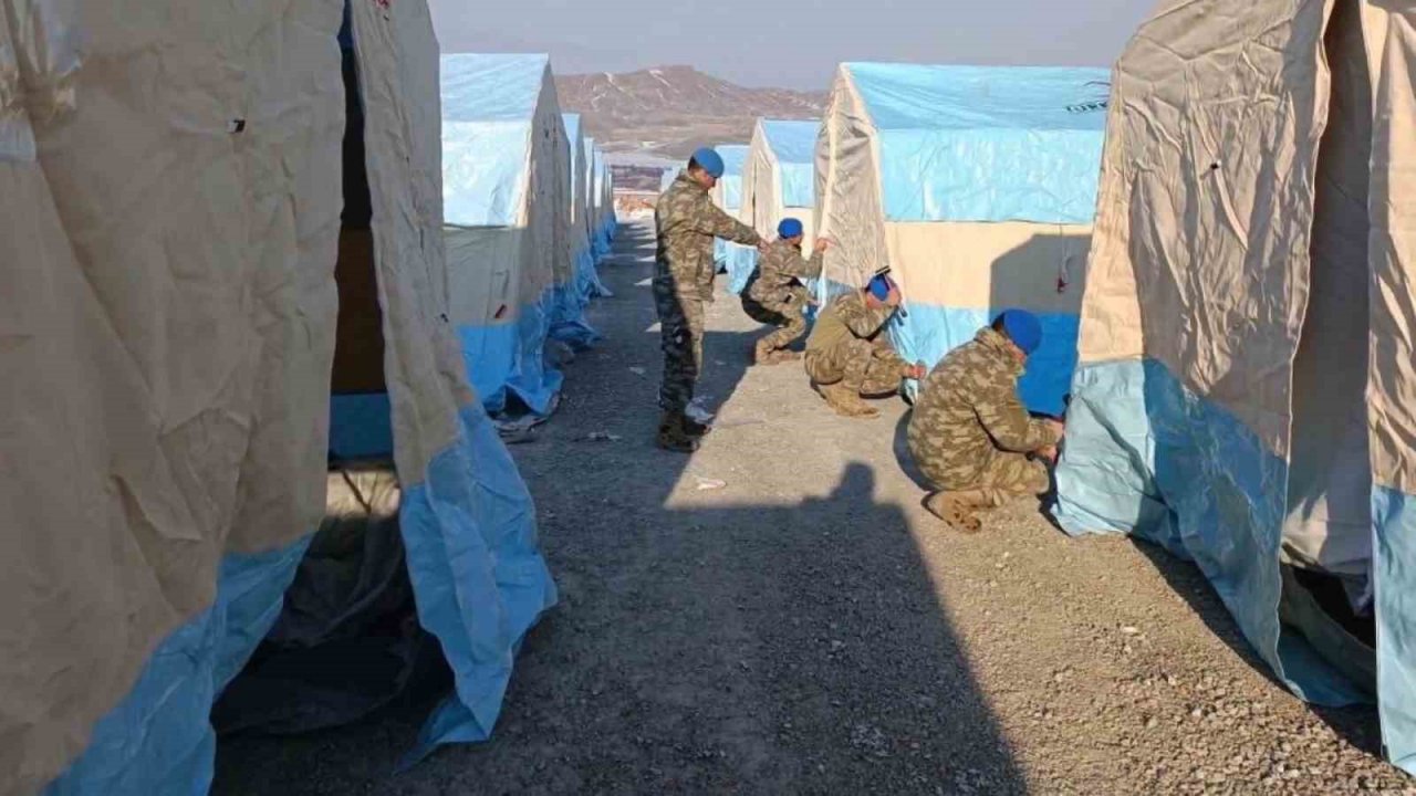 Mehmetçik depremin ilk gününden bu yana çadır kurmaya devam ediyor