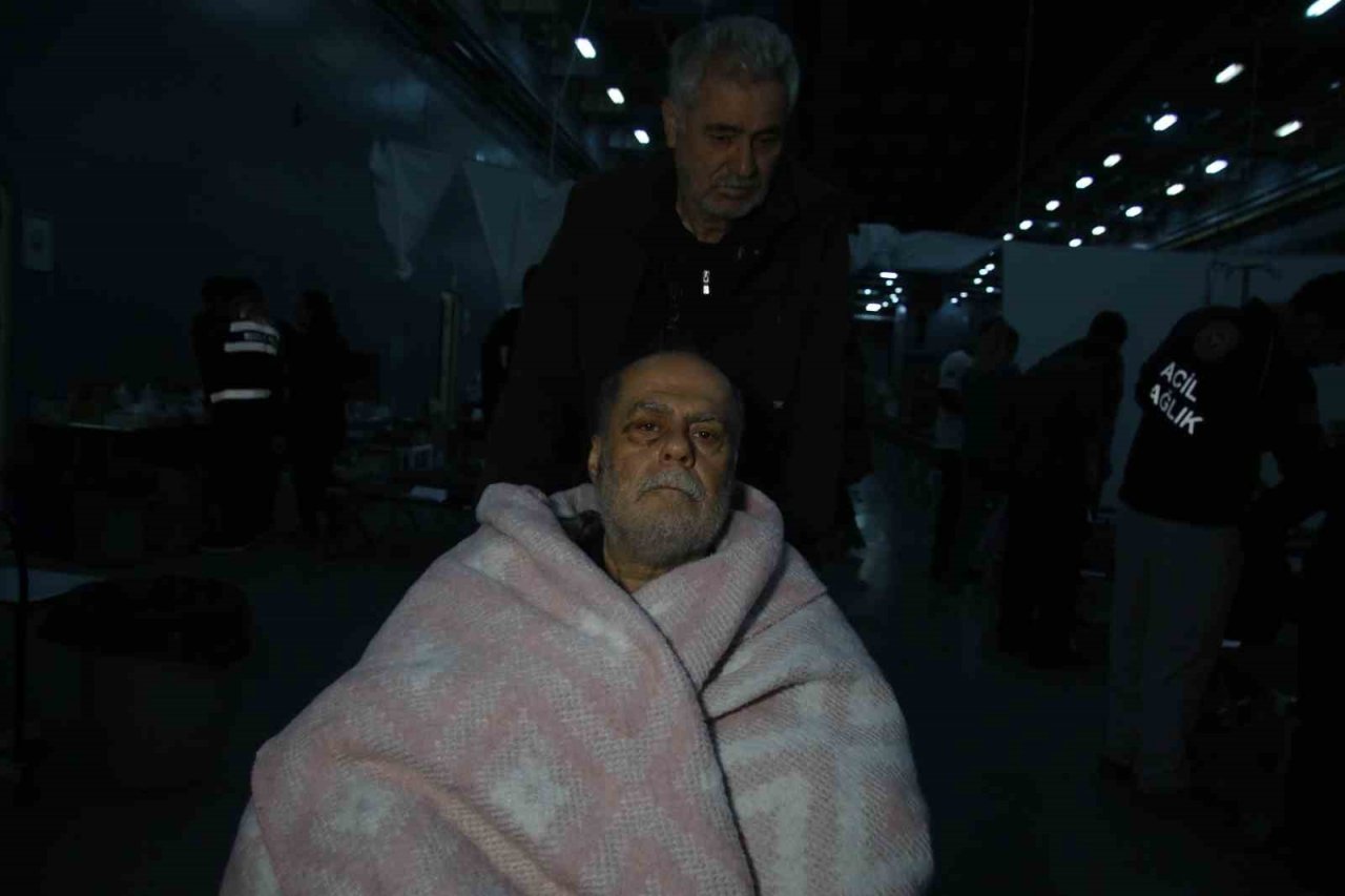 TCG Bayraktar ve TCG Sancaktar gemileri sağlık üssüne dönüştürüldü