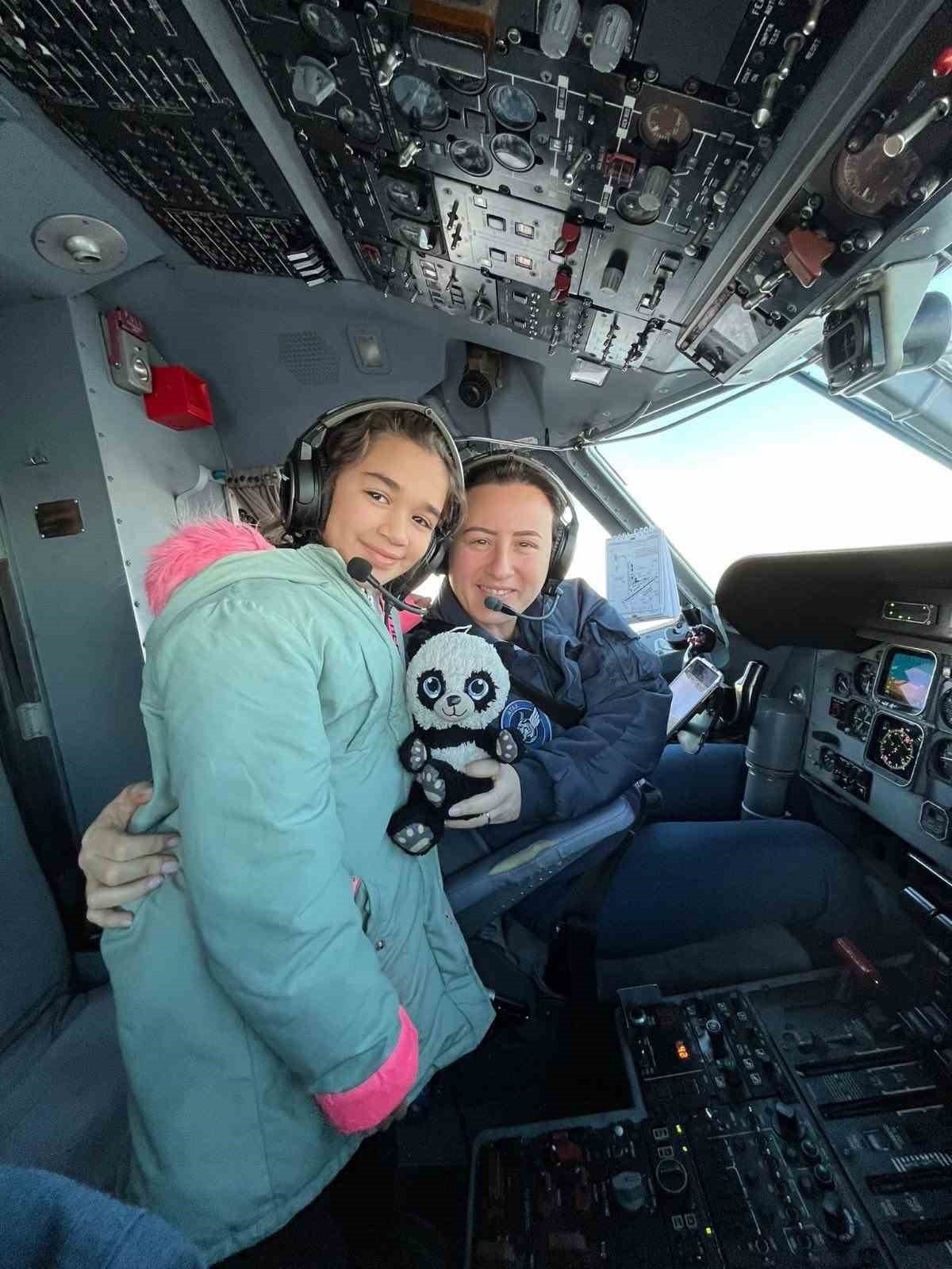 Hava Kuvvetlerine ait uçaklar depremzede tahliyesini sürdürüyor