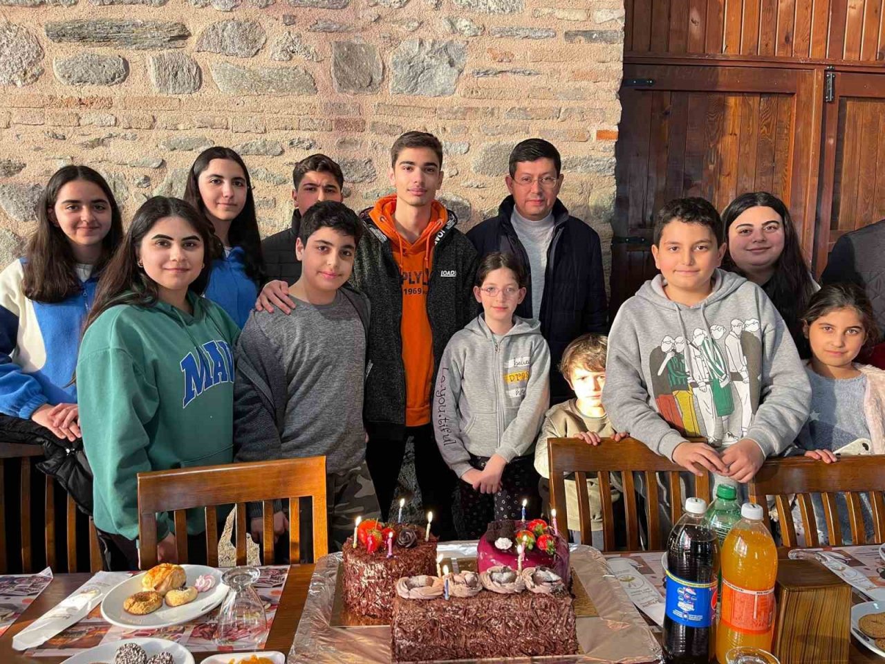 Nazilli’de ’Yeniden doğduk’ diyen depremzede çocuklara pasta sürprizi