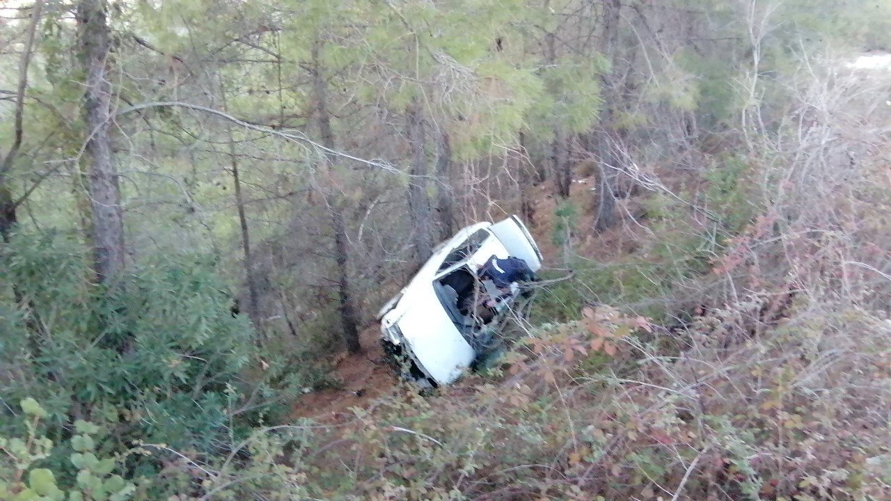 Depremzedelerin içerisinde bulunduğu otomobil şarampole yuvarlandı: 3 yaralı