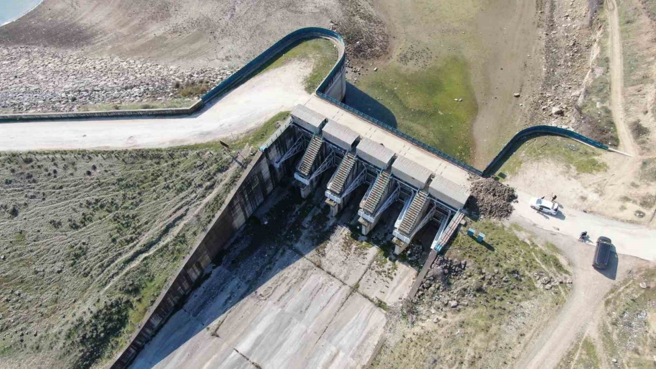 Hatay’da ‘patladı’ denilen barajda su yok