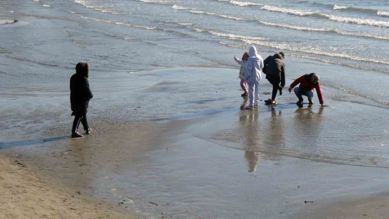 Deniz suyu 15 metre çekildi