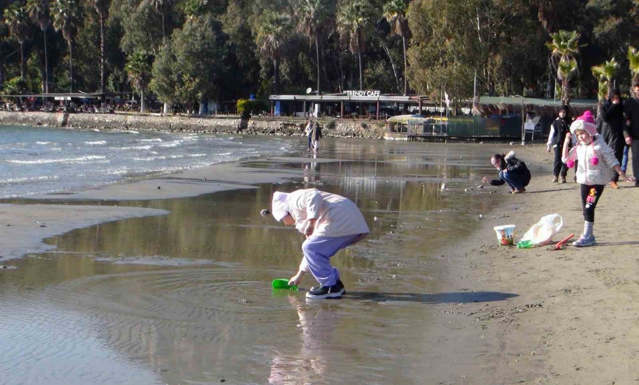 Deniz suyu 15 metre çekildi