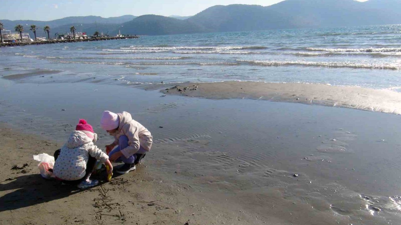 Deniz suyu 15 metre çekildi