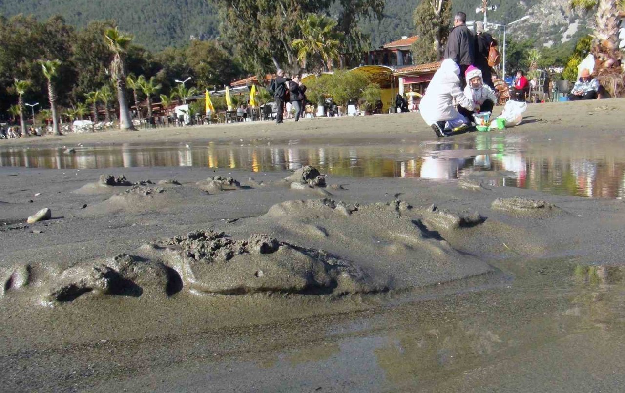 Deniz suyu 15 metre çekildi