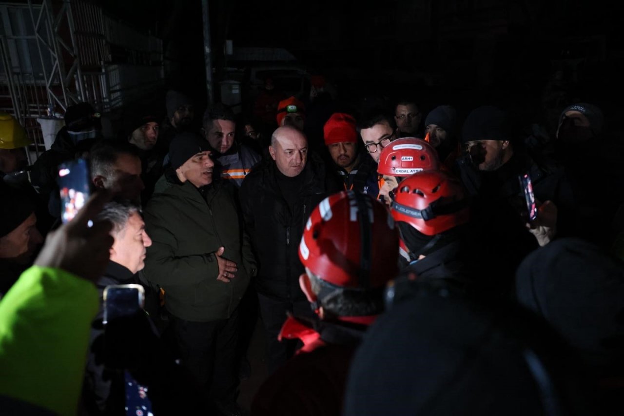 Belediye başkanları çadır kurup, aşevinde yemek dağıtıyor