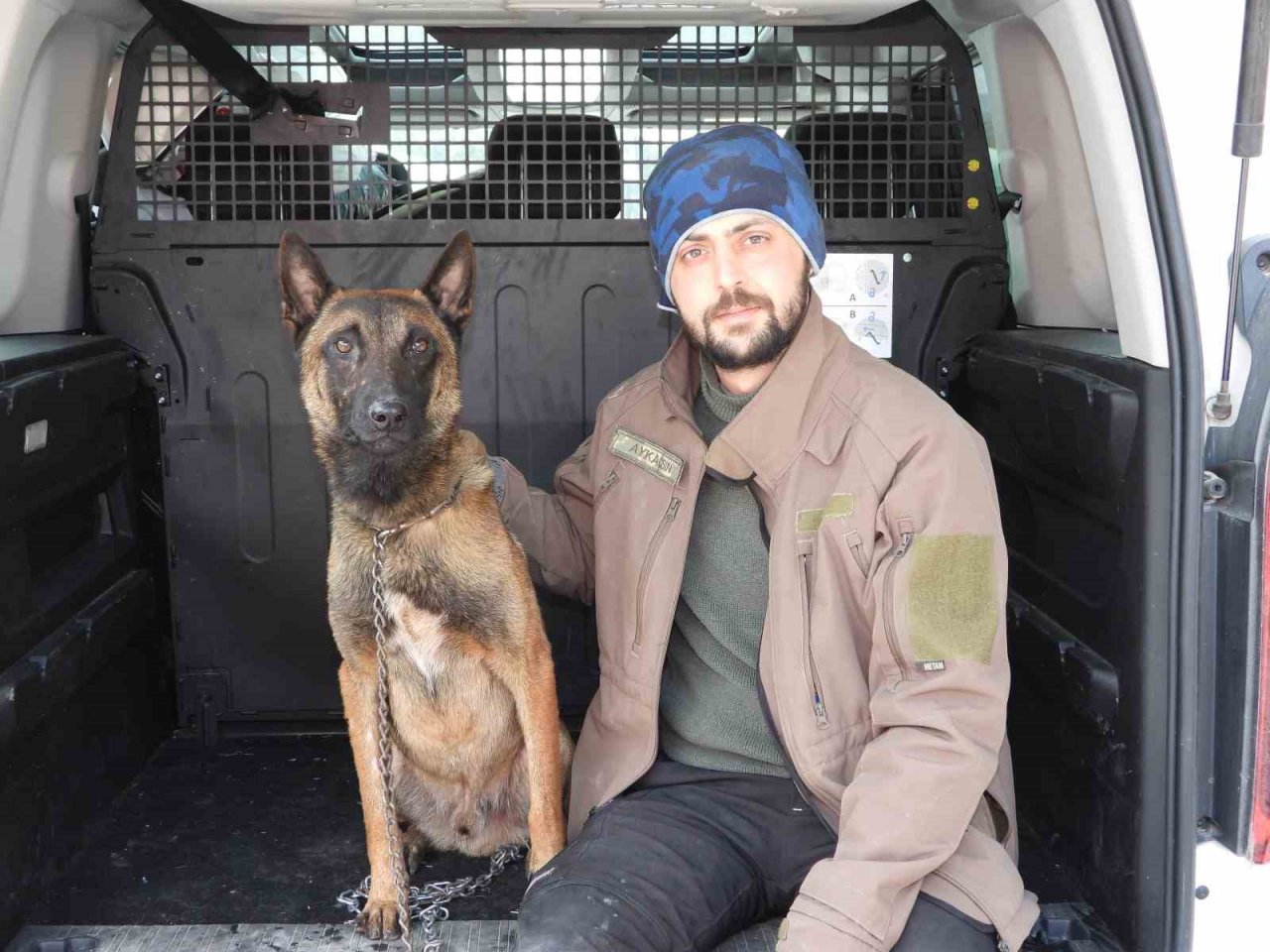 Hasta olmasına rağmen "Tetik" hassas burnu ile 33 kişinin kurtarılmasını sağladı