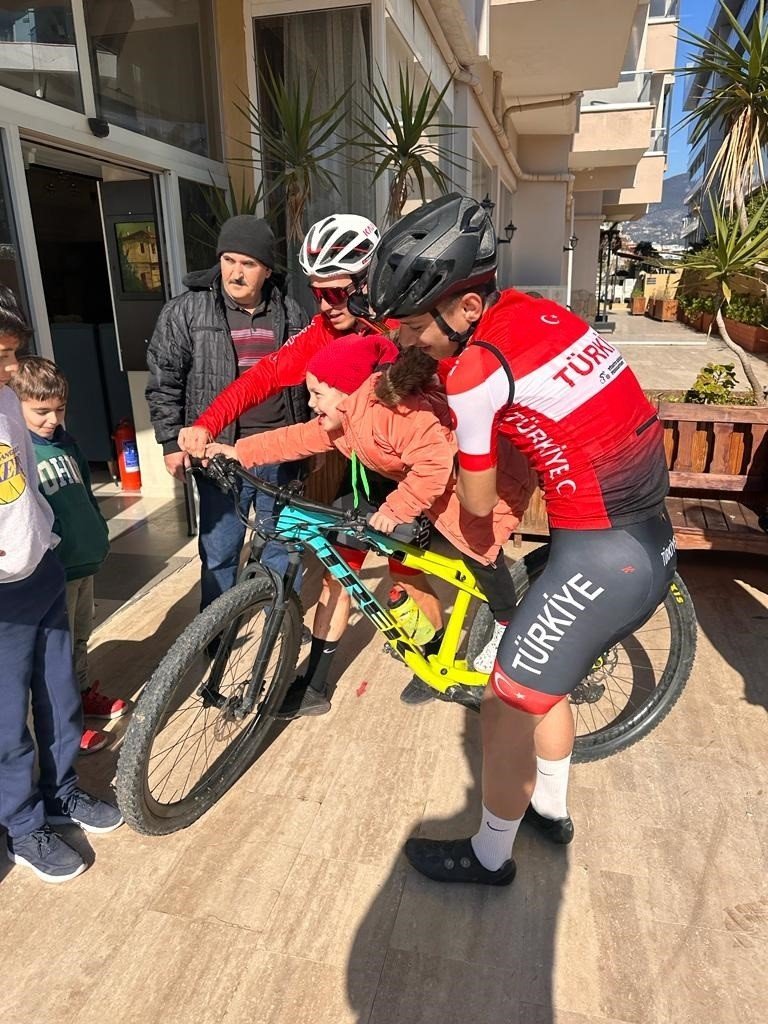 Dağ Bisikleti Milli Takımı’ndan depremzede çocuklara moral etkinliği