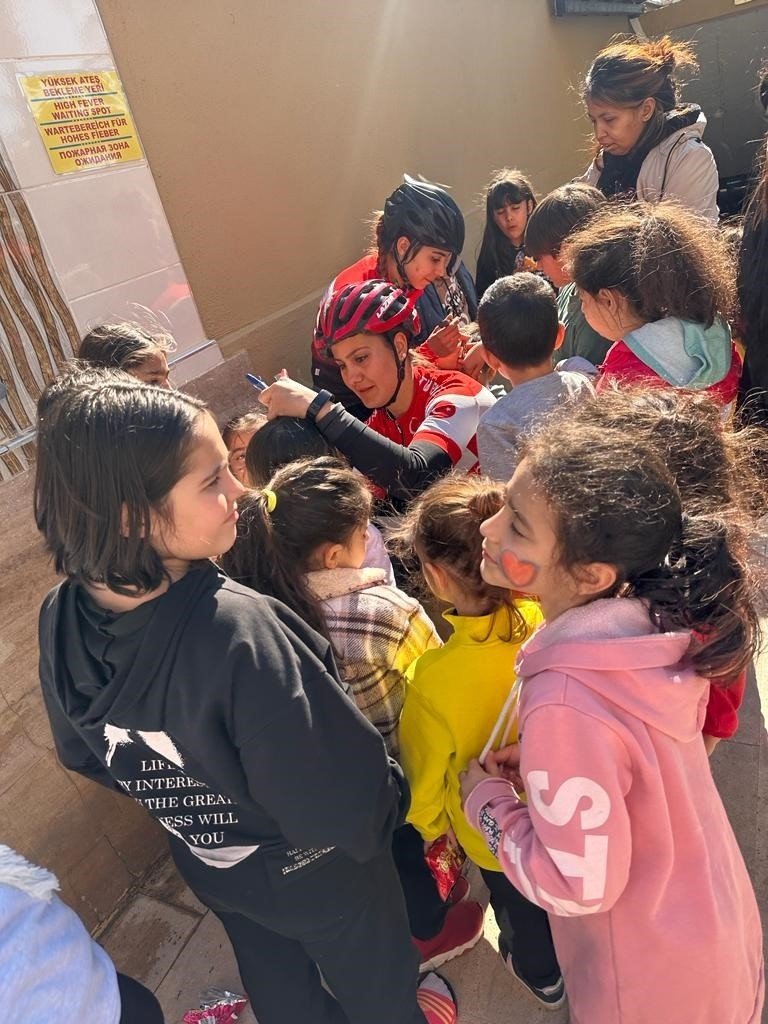 Dağ Bisikleti Milli Takımı’ndan depremzede çocuklara moral etkinliği