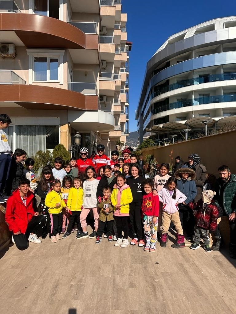 Dağ Bisikleti Milli Takımı’ndan depremzede çocuklara moral etkinliği