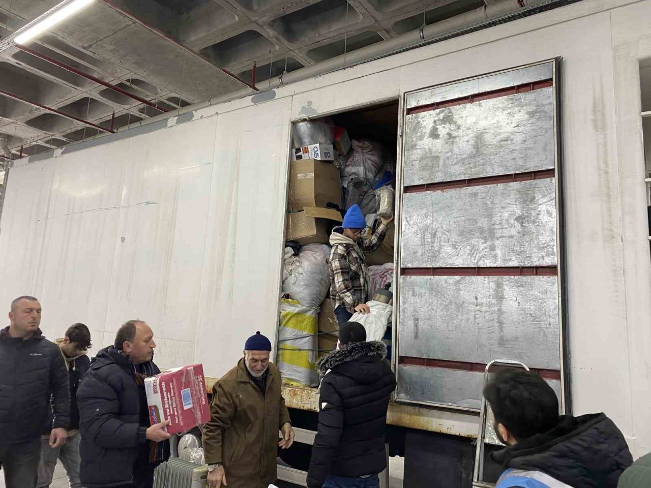 Ümraniye Belediyesi’nden afet bölgesine yoğun destek