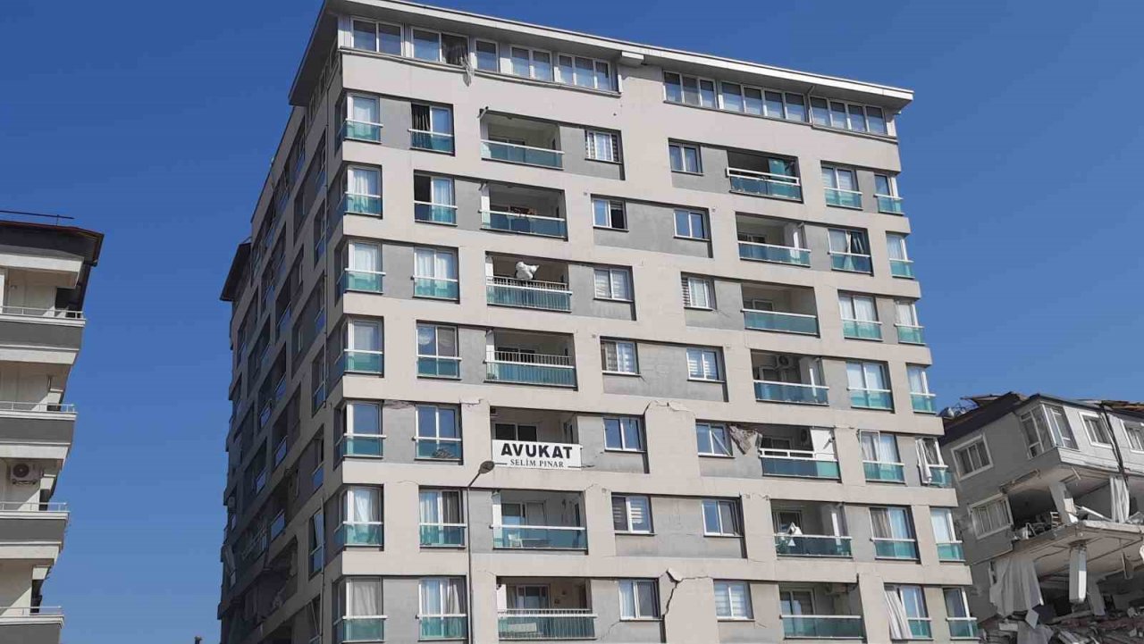 Deprem bölgesinde 7. kattan eşya alan adam canını hiçe saydı