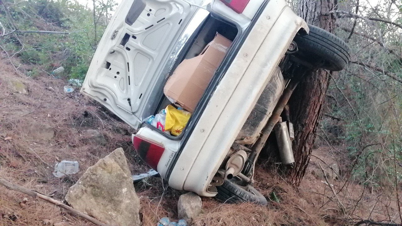 Depremzedelerin içerisinde bulunduğu otomobil şarampole yuvarlandı: 3 yaralı