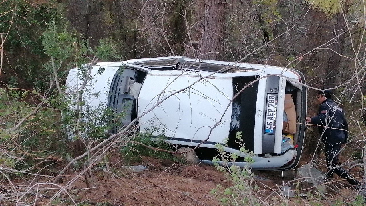 Depremzedelerin içerisinde bulunduğu otomobil şarampole yuvarlandı: 3 yaralı