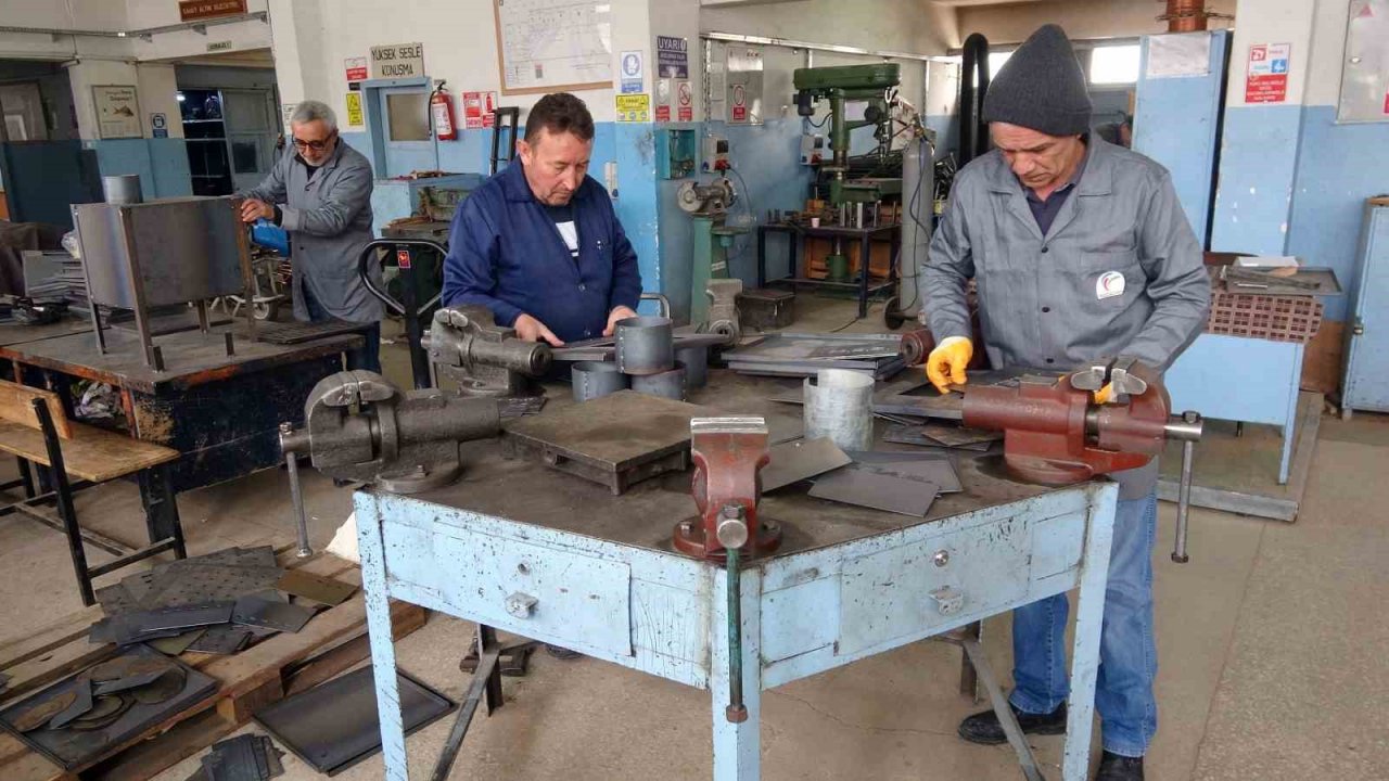 Yozgat’ta meslek liselerinde depremzedeler için çadır sobası üretiliyor