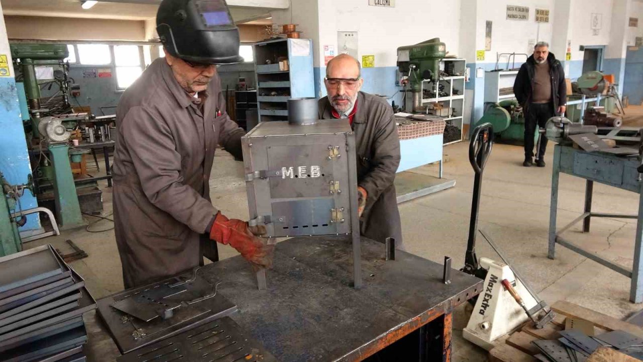 Yozgat’ta meslek liselerinde depremzedeler için çadır sobası üretiliyor