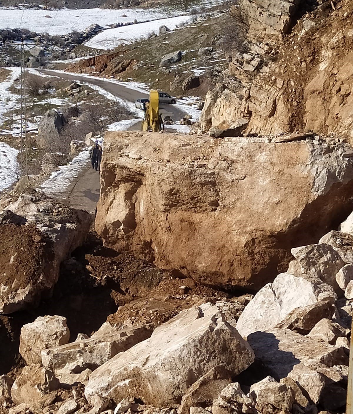 Afet bölgesinde kar ve heyelandan dolayı ulaşılamayan köylerde yol açma çalışması yapılıyor