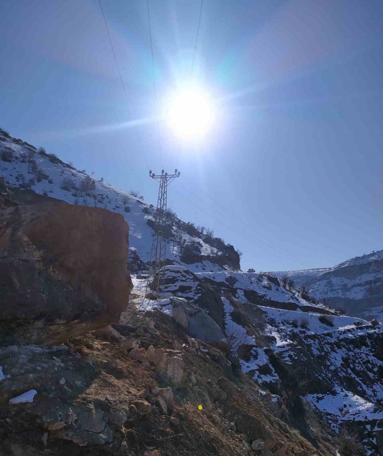 Afet bölgesinde kar ve heyelandan dolayı ulaşılamayan köylerde yol açma çalışması yapılıyor
