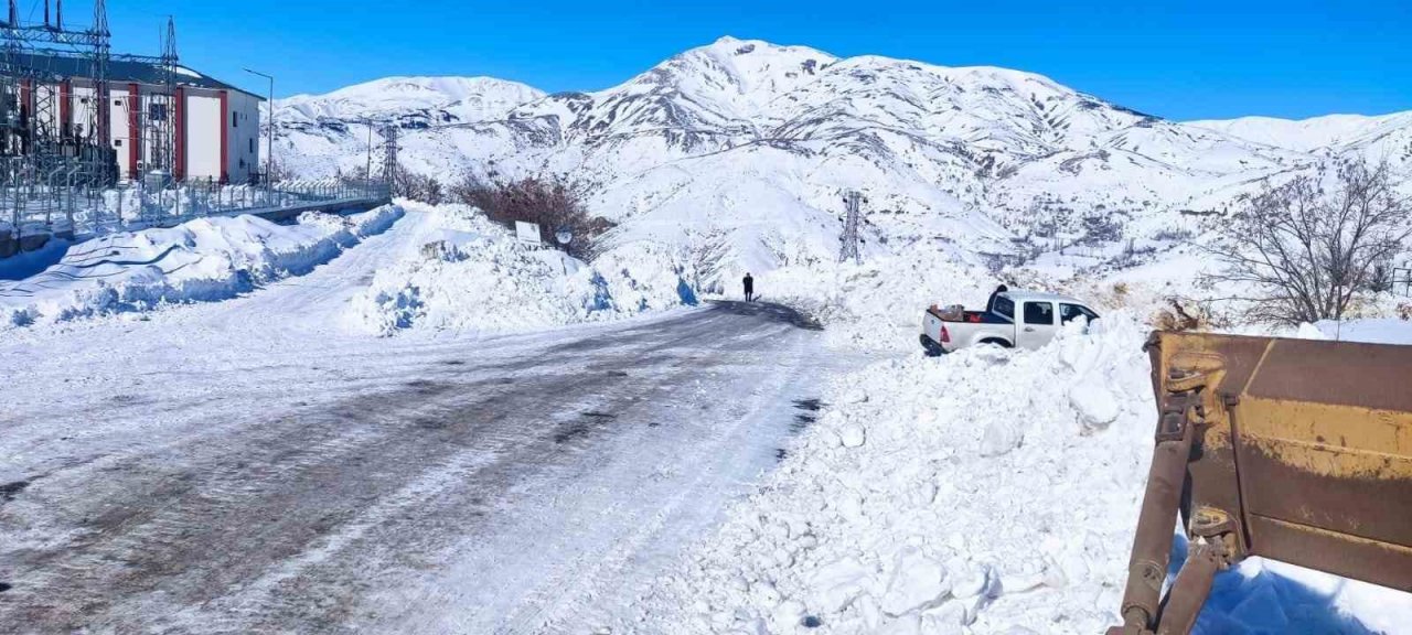 Afet bölgesinde kar ve heyelandan dolayı ulaşılamayan köylerde yol açma çalışması yapılıyor