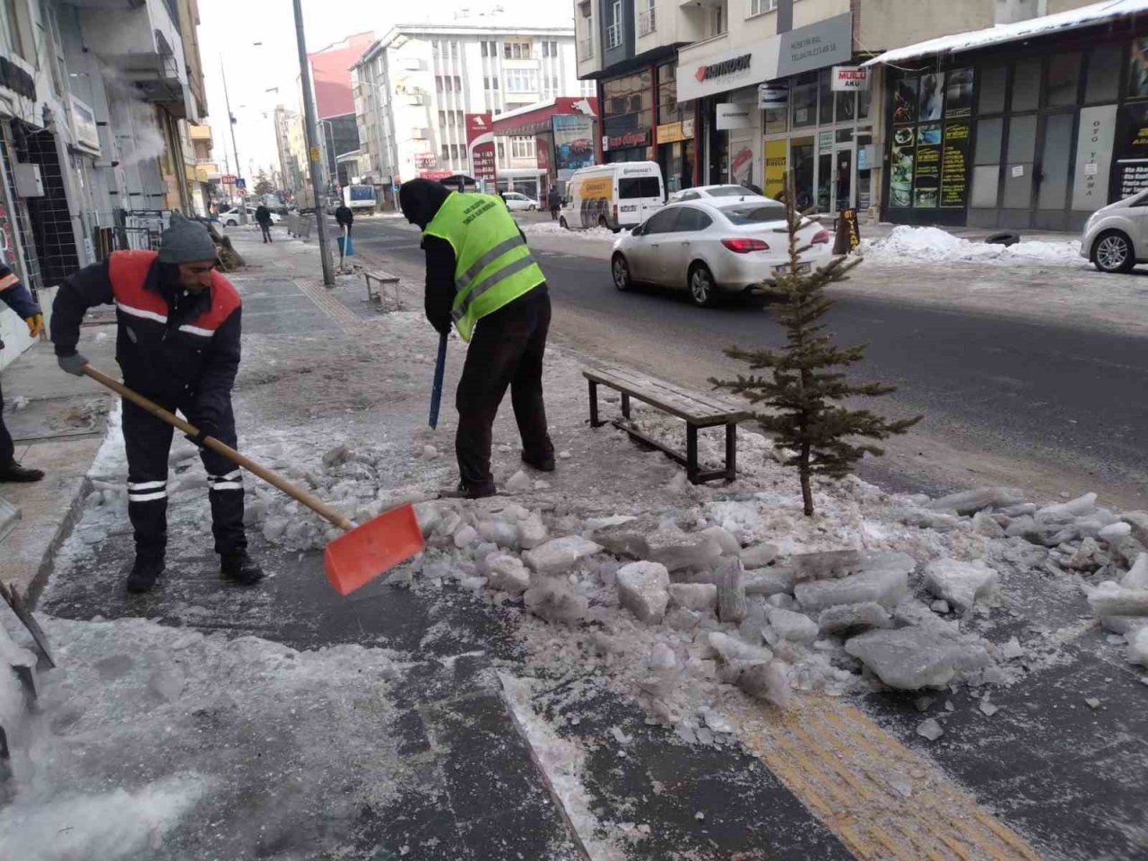 Kars Belediyesi’nden buz mesaisi