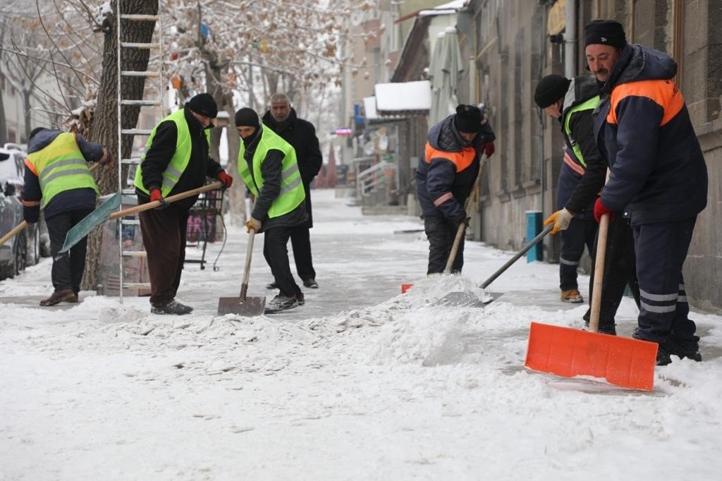 Kars Belediyesi’nden buz mesaisi
