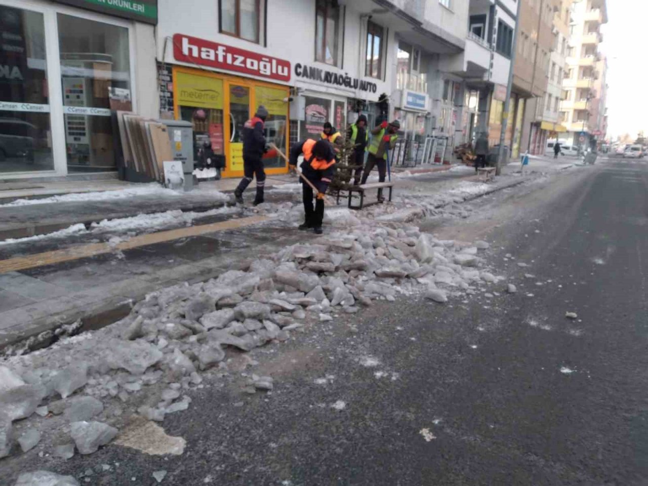 Kars Belediyesi’nden buz mesaisi