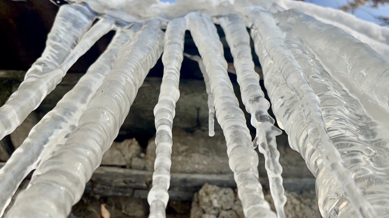 Ağrı’da dev buz sarkıtları oluştu