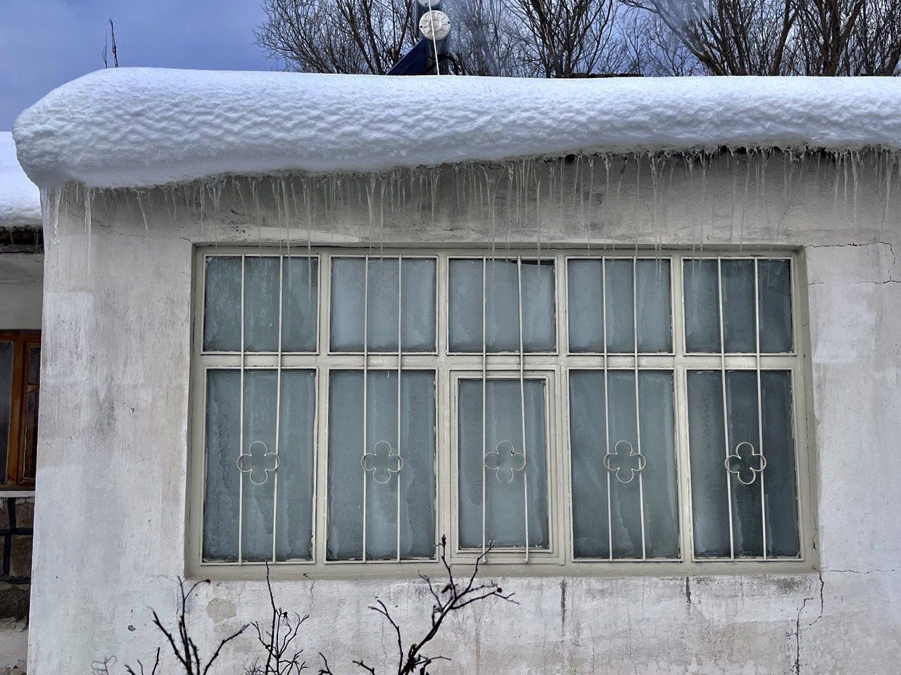 Ağrı’da dev buz sarkıtları oluştu