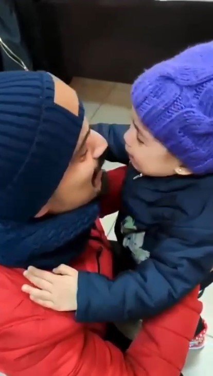 Depremde ayrı düşen baba ve kızından en duygusal buluşma