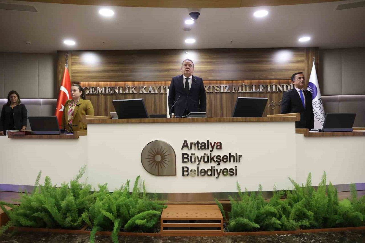 Antalya Büyükşehir Belediye Meclisi, depremde hayatını kaybedenler için saygı duruşunda bulundu
