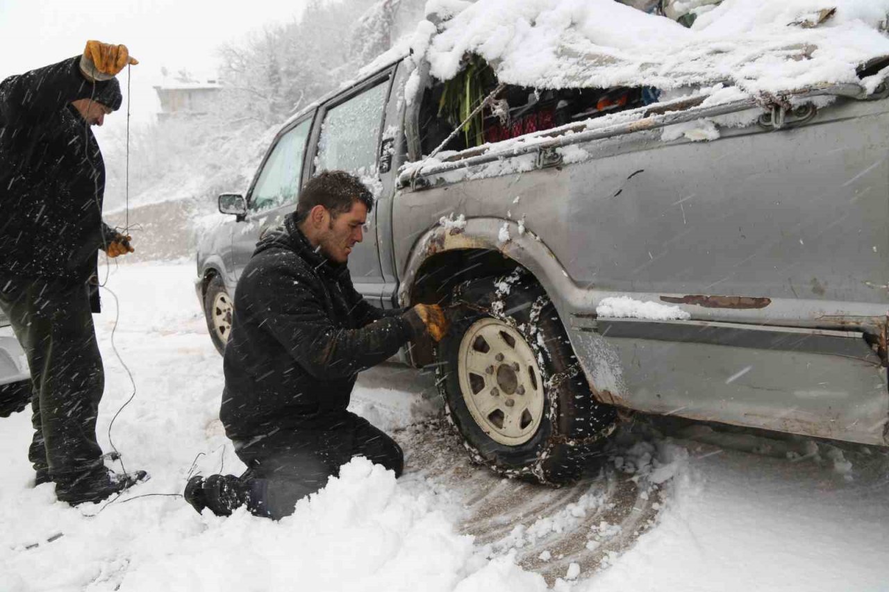 Artvin’de yoğun kar yağışı hayatı olumsuz etkiliyor