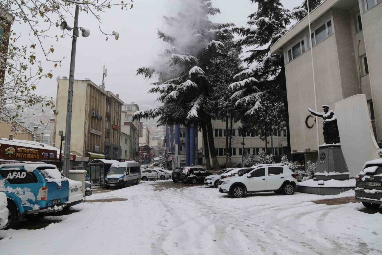 Artvin’de yoğun kar yağışı hayatı olumsuz etkiliyor