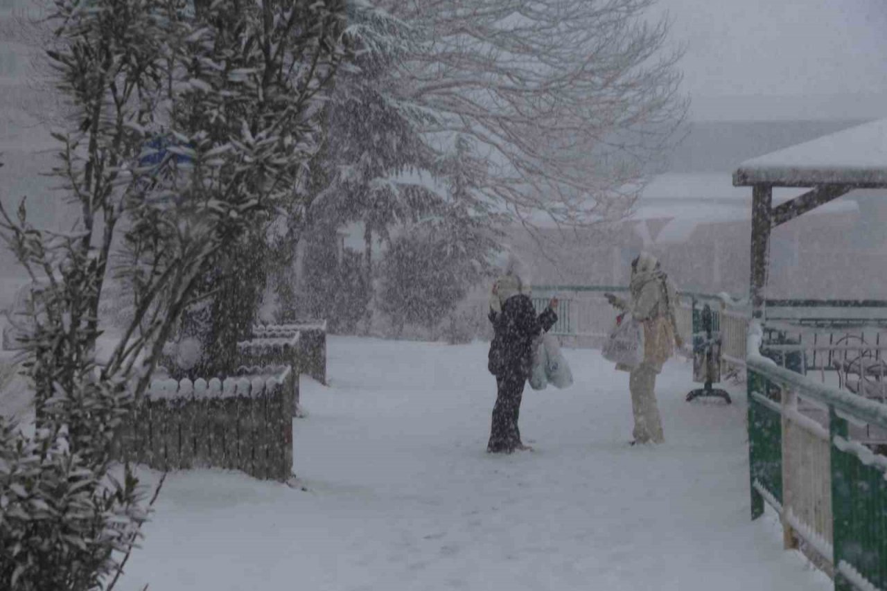 Artvin’de yoğun kar yağışı hayatı olumsuz etkiliyor