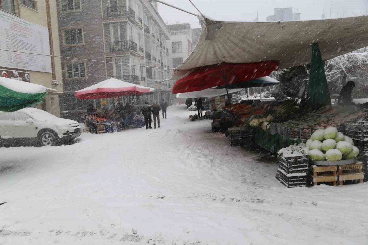 Artvin’de yoğun kar yağışı hayatı olumsuz etkiliyor