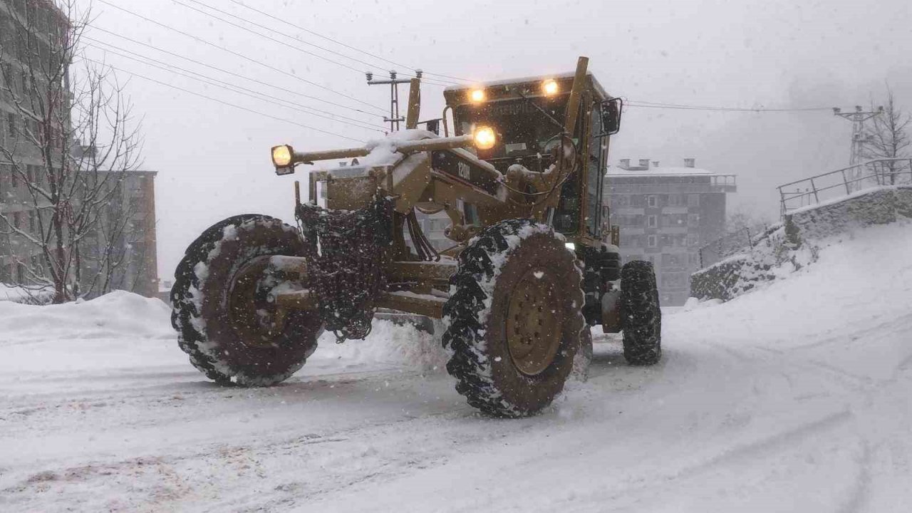 Artvin’de yoğun kar yağışı hayatı olumsuz etkiliyor
