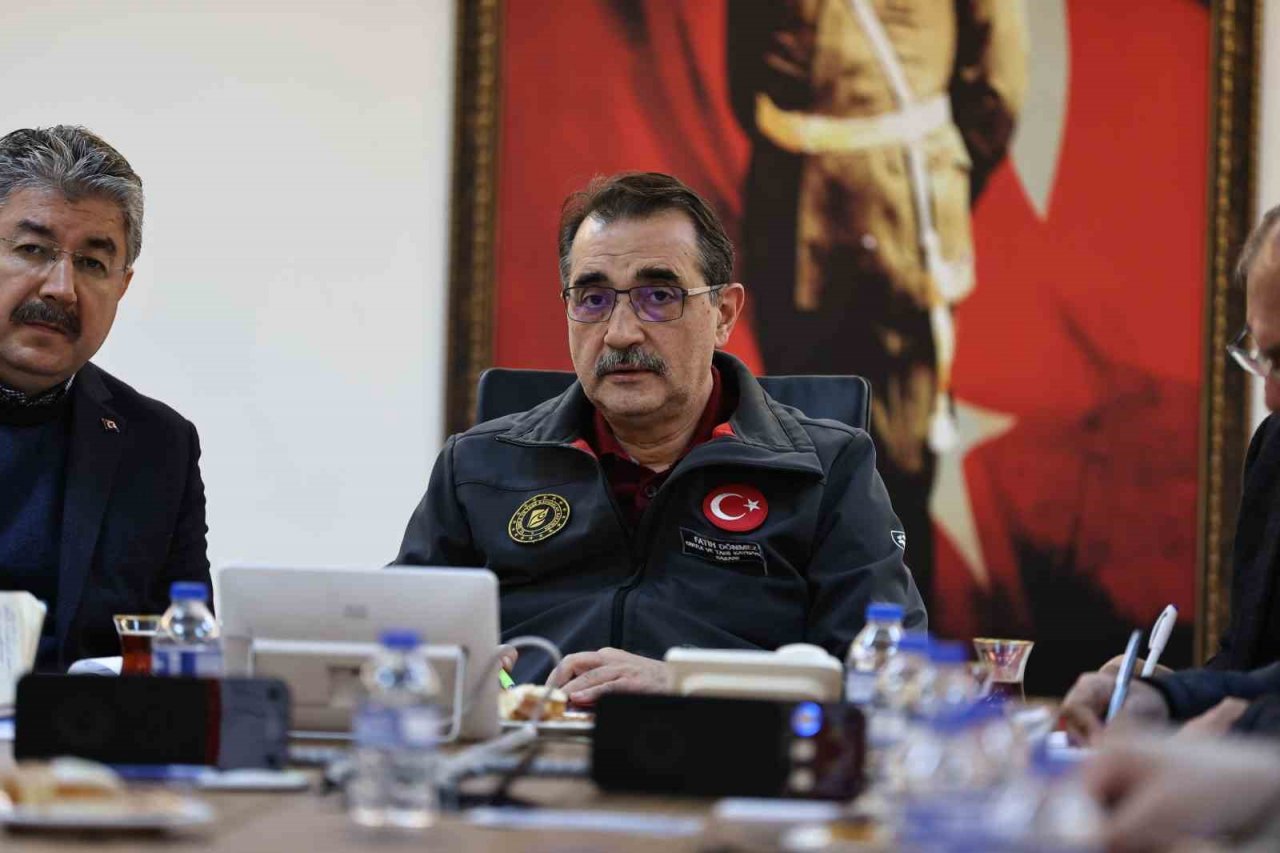 Bakan Dönmez, depremden etkilenen Osmaniye’yi havadan inceledi