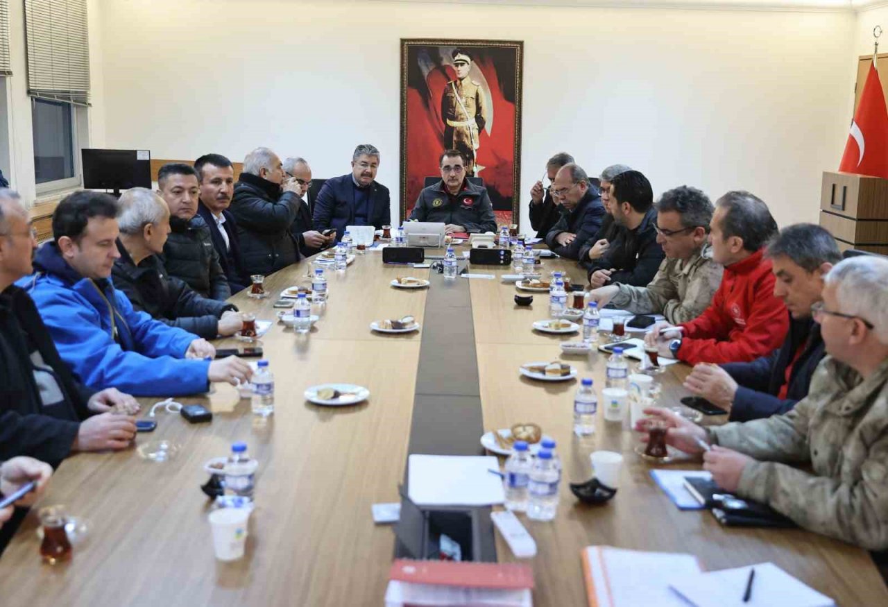 Bakan Dönmez, depremden etkilenen Osmaniye’yi havadan inceledi