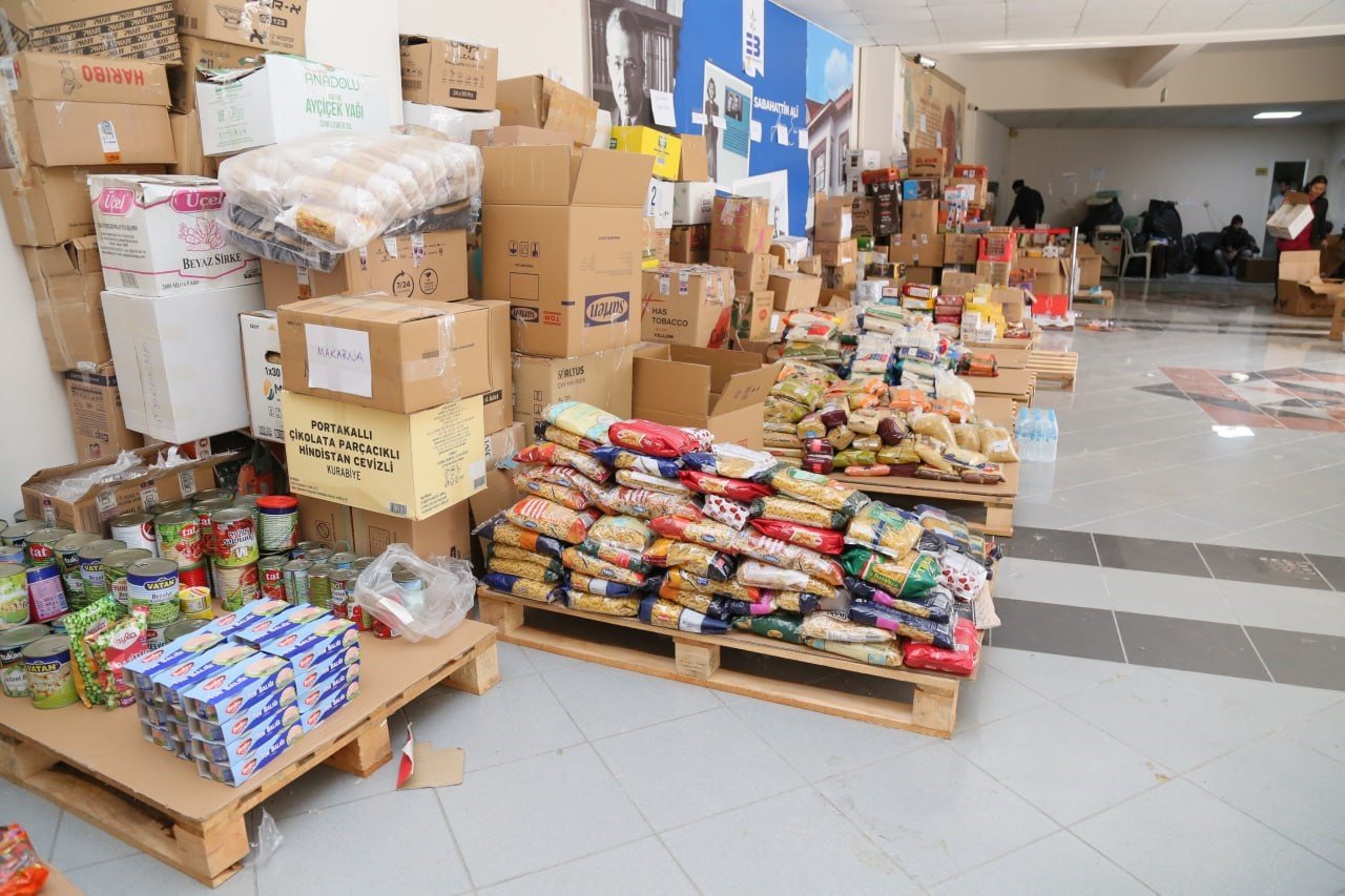 Edremit Belediyesi depremzedelerin yanında