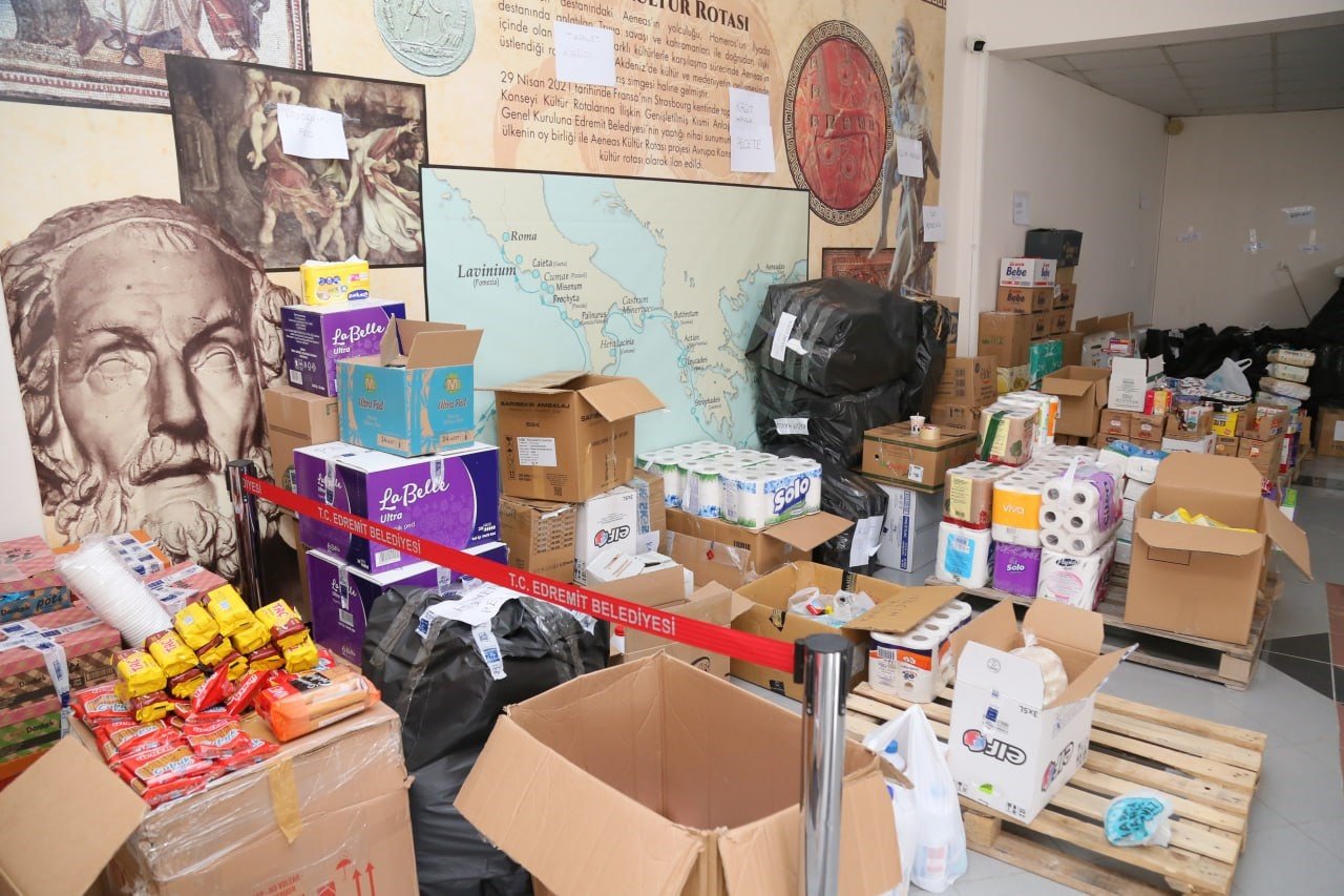 Edremit Belediyesi depremzedelerin yanında