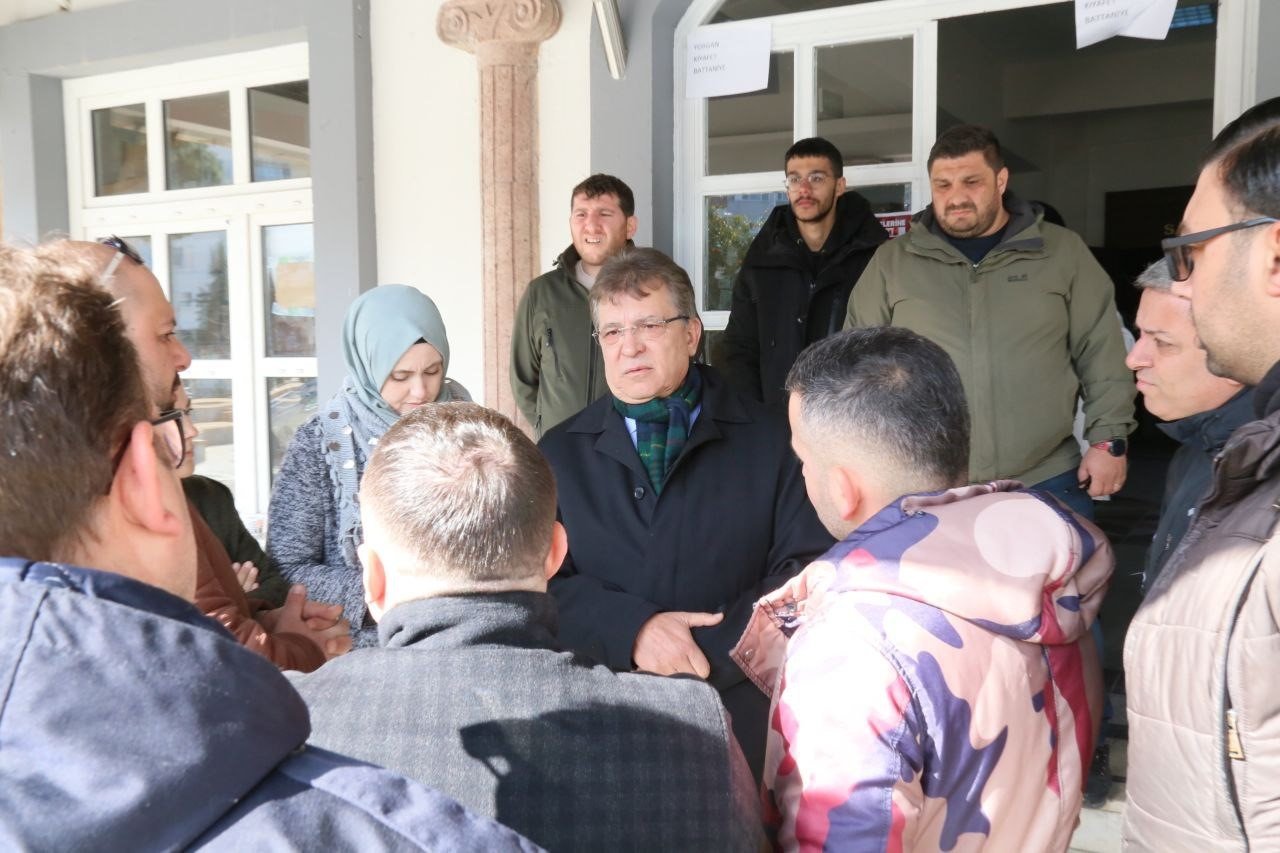 Edremit Belediyesi depremzedelerin yanında